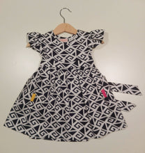 Load image into Gallery viewer, Dress with curled sleeve and wide belt in Black/White