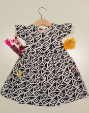 Load image into Gallery viewer, Dress with curled sleeve and wide belt in Black/White