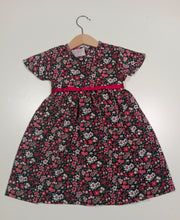 Load image into Gallery viewer, Dress with wavy sleeve in Black with small flowers