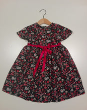 Load image into Gallery viewer, Dress with wavy sleeve in Black with small flowers