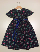 Load image into Gallery viewer, Dress with wavy sleeve dark blue with flowers