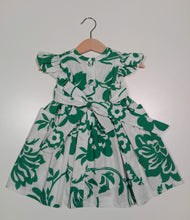 Load image into Gallery viewer, Dress with curled sleeve and wide belt in green