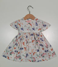 Load image into Gallery viewer, Dress with wavy sleeve in off-white with flowers