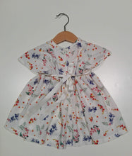 Load image into Gallery viewer, Dress with wavy sleeve in off-white with flowers