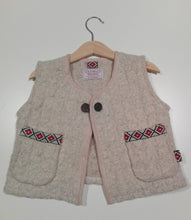 Load image into Gallery viewer, Vest in wool, offwhite.
