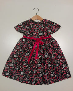 Dress with wavy sleeve in Black with small flowers