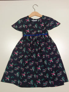 Dress with wavy sleeve dark blue with flowers