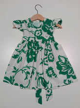 Load image into Gallery viewer, Dress with curled sleeve and wide belt in green
