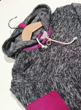 Load image into Gallery viewer, Long-sleeved sweater Gray with Pink details
