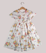 Load image into Gallery viewer, Dress with wavy sleeve, Offwhite with flowers
