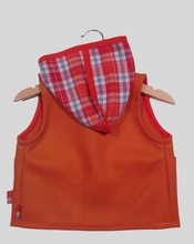 Load image into Gallery viewer, Vest in wool, brickred.
